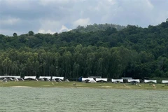 Nhiều điểm du lịch tự phát mọc lên tại khu vực hồ Dầu Tiếng, Bình Dương. (Ảnh: Huyền Trang/TTXVN)