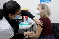Tiêm vaccine ngừa COVID-19 cho người dân tại Modiin, Israel, ngày 12/1/2022. (Ảnh: THX/TTXVN)
