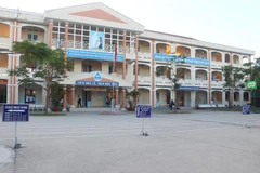 Trường THCS Nguyễn Trãi, thành phố Vĩnh Long, tỉnh Vĩnh Long phân luồng các hướng đi vào lớp cho học sinh. (Ảnh: Lê Thúy Hằng/TTXVN)