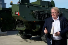 Bộ trưởng Quốc phòng Thụy Điển Peter Hultqvist phát biểu trong cuộc họp báo tại căn cứ quân sự ở Adazi, Latvia ngày 13 tháng 4 năm 2022. (Nguồn: Reuters)