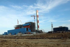 Nhà máy Nhiệt điện BOT Vân Phong 1 có 2 tổ máy với tổng công suất 1.320MW khi đi vào vận hành sẽ cung cấp cho hệ thống lưới điện quốc gia khoảng 9 tỷ kWh. (Ảnh: Huy Hùng/TTXVN)