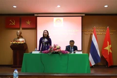 Phó Chủ tịch nước Võ Thị Ánh Xuân nói chuyện thân mật với cán bộ, nhân viên Đại sứ quán và các cơ quan của Việt Nam tại Thái Lan. (Ảnh: Ngọc Quang/TTXVN)