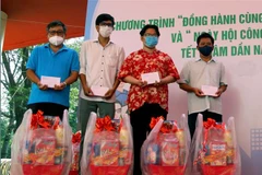 Liên đoàn Lao động quận 6 tặng quà Tết Nhâm Dần năm 2022 cho công nhân lao động có hoàn cảnh khó khăn. (Ảnh: Thanh Vũ/TTXVN)