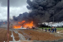 Khu vực này chứa nhiều vật liệu dễ cháy, nên đám cháy bùng phát rất lớn. (Ảnh TTXVN phát)