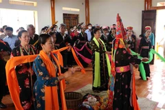 Diễn xướng khi làm lễ cúng Then tại Lễ hội Then Kin Pang. (Ảnh: Nguyễn Oanh/TTXVN)