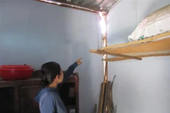 Căn nhà của chị Vũ Vạn Xuân tại xã Nhơn Sơn, huyện Ninh Sơn (Ninh Thuận) bị rạn nứt do máy móc của đơn vị thi công, nâng cấp tuyến Quốc lộ 27. (Ảnh: Nguyễn Thành/TTXVN)