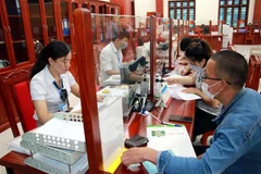 Người dân Nam Định giải quyết các thủ tục hành chính tại một đầu mối là Trung tâm phục vụ hành chính công, xúc tiến đầu tư và hỗ trợ doanh nghiệp tỉnh Nam Định. (Ảnh: Văn Đạt/TTXVN)