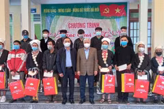 Ông Đỗ Văn Chiến cùng đoàn công tác đến thăm, tặng quà, chúc Tết người nghèo và gia đình chính sách tại xã Thịnh Vượng, huyện Nguyên Bình, tỉnh Cao Bằng. (Ảnh: Quốc Đạt/TTXVN)