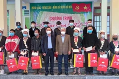 Ông Đỗ Văn Chiến cùng đoàn công tác đến thăm, tặng quà, chúc Tết người nghèo và gia đình chính sách tại xã Thịnh Vượng, huyện Nguyên Bình, tỉnh Cao Bằng. (Ảnh: Quốc Đạt/TTXVN)