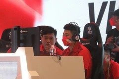 VĐV đội tuyển Việt Nam thi đấu chung kết nội dung FIFA Online 4. (Ảnh: Minh Đông/TTXVN)