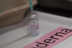 Vaccine phòng COVID-19 Spikevax của hãng dược phẩm Moderna. (Ảnh: AFP/TTXVN)