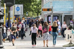 Người dân di chuyển trên đường phố tại Berlin, Đức. (Ảnh: THX/TTXVN)