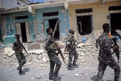 Lực lượng an ninh Somalia được triển khai tới hiện trường một vụ tấn công tại Mogadishu, ngày 14/7/2018. (Ảnh: AFP/TTXVN)