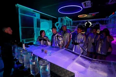 Khách hàng gọi đồ uống tại Ice Pub ở Prague, Cộng hòa Séc, ngày 19/7. (Nguồn: Reuters)