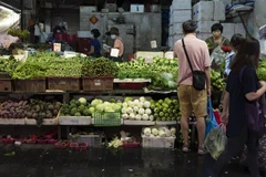 Người dân mua rau củ tại một khu chợ ở Hong Kong, Trung Quốc, ngày 26/9/2020. (Ảnh: AFP/TTXVN)