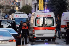 Xe cứu thương được triển khai tại hiện trường vụ nổ trên phố đi bộ ở trung tâm Istanbul, Thổ Nhĩ Kỳ ngày 13/11/2022. (Ảnh: Sky News/TTXVN)