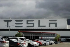 Các chủ xe điện Tesla đang phàn nàn với chính phủ Mỹ về sự cố phanh gấp bất ngờ. (Nguồn: Associated Press)