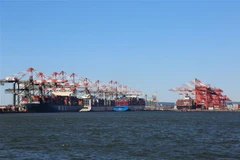 Cảng container hàng hóa ở Bayonne, New Jersey, Mỹ. (Ảnh: THX/TTXVN)