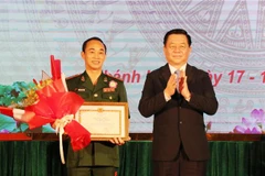 Bí thư Trung ương Đảng, Trưởng Ban Tuyên giáo Trung ương Nguyễn Trọng Nghĩa (phải) trao Giải Đặc biệt cho thí sinh Trần Quang Trung. (Ảnh: Tiên Minh/TTXVN)