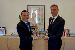 Đại sứ Lương Thanh Nghị chào xã giao Thứ trưởng Ngoại giao Đan Mạch phụ trách Thương mại và Bền vững toàn cầu Steen Hommel. (Nguồn: baoquocte.vn)