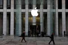 Logo của Apple Inc. trên lối vào cửa hàng Apple trên Đại lộ 5 ở Manhattan, New York, Mỹ. (Nguồn: Reuters)