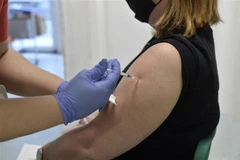 Nhân viên y tế tiêm vaccine phòng COVID-19 cho người dân tại Budapest, Hungary, ngày 22/11/2021. (Ảnh: AFP/TTXVN)
