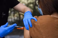 Tiêm vaccine phòng COVID-19 cho người dân tại Los Angeles, California (Mỹ) ngày 14/5/2021. (Ảnh: AFP/TTXVN)