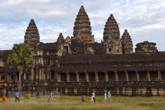 Khách du lịch tham quan đền Angkor Wat ở tỉnh Siem Reap, Campuchia. (Ảnh: AFP/TTXVN)