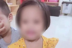 Bé Đ.N.A đang được cấp cứu tại bệnh viện Xanh Pôn. (Nguồn: cand.com.vn)