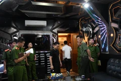 Đại tá Phạm Viết Dũng, Phó Giám đốc Công an thành phố Hải Phòng kiểm tra công tác phòng cháy chữa cháy tại cơ sở Karaoke New KTV. (Nguồn: congan.haiphong.gov.vn)