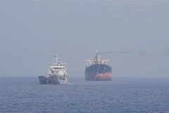 Tàu 905, Lữ đoàn 955 Hải quân phối hợp cùng Tàu KN 464 thuộc Chi đội Kiểm ngư số 4 cứu kéo tàu Pacific 07 mang quốc tịch Panama vào đảo Song Tử Tây để sửa chữa kỹ thuật. (Ảnh: TTXVN phát)