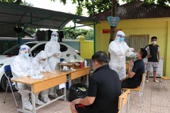 Lực lượng y tế tiến hành lấy mẫu xét nghiệm tại Trường Phổ thông Dân tộc bán trú Tiểu học Phìn Hồ (xã Phìn Hồ, huyện Nậm Pồ, tỉnh Điện Biên). (Ảnh: TTXVN)