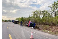 Hiện trường một vụ lật xe khách giường nằm. (Ảnh: TTXVN phát)