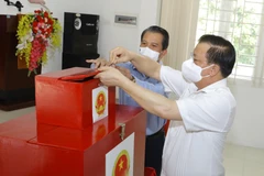 Bí thư Thành ủy Hà Nội Đinh Tiến Dũng kiểm tra công tác chuẩn bị bầu cử tại điểm bỏ phiếu số 02 Tổ dân phố Chính Trung (tại nhà văn hóa Tổ dân phố Chính Trung), thị trấn Trâu Quỳ, huyện Gia Lâm, thành phố Hà Nội). (Ảnh: Văn Điệp/TTXVN)