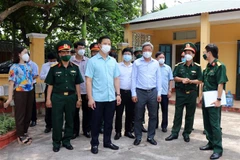 Thứ trưởng Bộ Y tế Nguyễn Trường Sơn và lãnh đạo tỉnh Bắc Ninh kiểm tra Bệnh viện dã chiến tại Trường Sỹ quan Chính trị tỉnh Bắc Ninh. (Ảnh: Đinh Văn Nhiều/TTXVN)