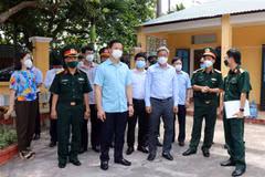 Thứ trưởng Bộ Y tế Nguyễn Trường Sơn và lãnh đạo tỉnh Bắc Ninh kiểm tra Bệnh viện dã chiến tại Trường Sỹ quan Chính trị tỉnh Bắc Ninh. (Ảnh: Đinh Văn Nhiều/TTXVN)