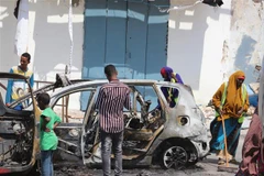 Hiện trường một vụ đánh bom xe ở Mogadishu, Somalia. (Ảnh: AFP/TTXVN)