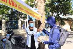 Người dân Thủ đô mua vải hỗ trợ nông dân Bắc Giang. (Ảnh: Hoàng Hiếu/TTXVN)