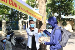 Người dân Thủ đô mua vải hỗ trợ nông dân Bắc Giang. (Ảnh: Hoàng Hiếu/TTXVN)