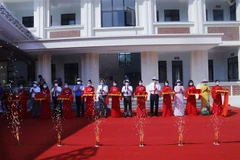 Các đại biểu cắt băng khánh thành Trạm Y tế xã Vĩnh Lợi (Sơn Dương, Tuyên Quang). (Ảnh: Nam Sương/TTXVN) 