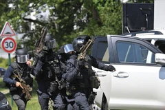 Lực lượng Hiến binh Đặc nhiệm Quốc gia được triển khai tại hiện trường vụ tấn công bằng dao nhằm vào cảnh sát ở thị trấn La Chapelle-sur-Erdre, miền Tây nước Pháp. (Ảnh: AFP/TTXVN)