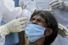 Lấy mẫu xét nghiệm COVID-19 tại Colombo, Sri Lanka. (Ảnh: AFP/TTXVN)