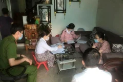 Cán bộ phường lập biên bản vi phạm đối với N.T.L.A. (thứ 2, bìa phải). (Nguồn: tienphong.vn)