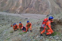 Lực lượng cứu hộ tìm kiếm các nạn nhân trong cuộc chạy marathon tại khu vực Rừng đá sông Hoàng Hà ở tỉnh Cam Túc, Trung Quốc. (Ảnh: THX/TTXVN)