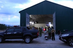 Lực lượng cảnh sát kiểm tra kho xăng dầu. (Nguồn: plo.vn)