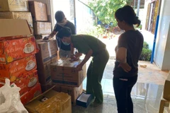Lực lượng chức năng kiểm tra, phát hiện số lớn hàng hóa không rõ nguồn gốc. (Ảnh: TTXVN phát)