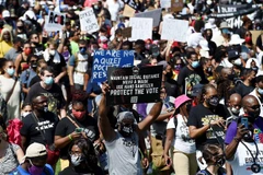 Tuần hành phản đối nạn phân biệt chủng tộc tại Washington DC., Mỹ. (Ảnh: AFP/TTXVN)