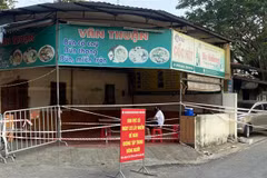Khoanh vùng, xử lý khử khuẩn tại nơi có ca mắc COVID-19 từng bán hàng ăn sáng, phường Trần Phú, thành phố Hải Dương. (Ảnh: Mạnh Tú/TTXVN)