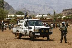 Các binh sỹ thuộc UNAMID tuần tra tại Darfur, Sudan. (Ảnh: AFP/TTXVN)