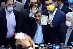 Cựu Tổng thống Iran Mahmoud Ahmadinejad sau khi nộp hồ sơ tái tranh cử. (Ảnh: AFP/TTXVN)